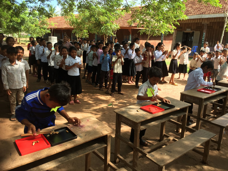 カンボジア小学校　箸ピー大会