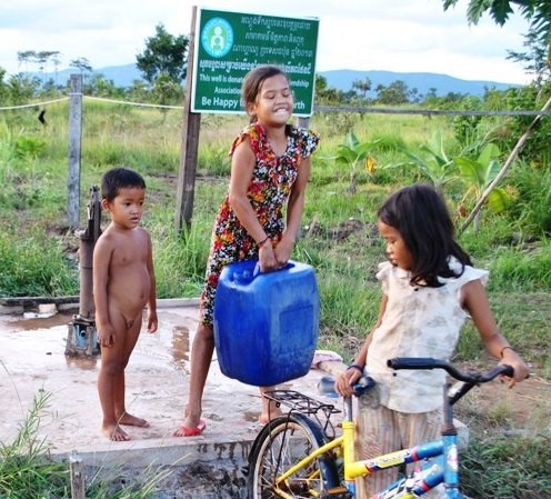 ④ 近所の子供が学校まで水汲みに