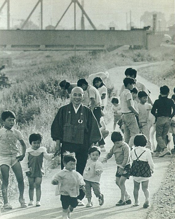 子ども達とともに千曲川の土手にて昭和48年